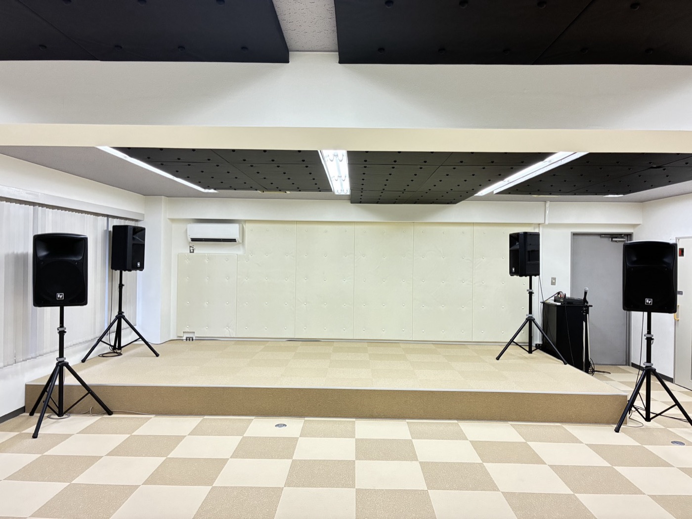 音響設備完備のステージ